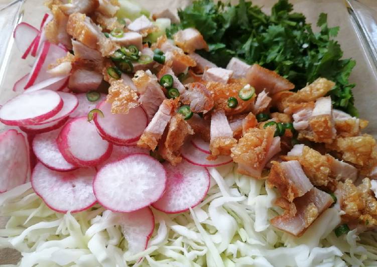 Ensalada con chicharr贸n 馃馃悥