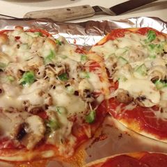 A picture of Flatbread Pizza Super Supreme.