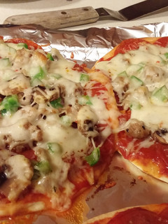 A picture of Flatbread Pizza Super Supreme.