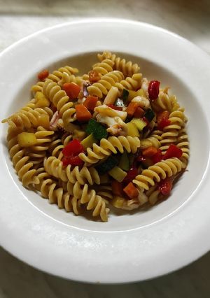 Foto di Fusilli integrali con verdure e tentacoli di calamaro