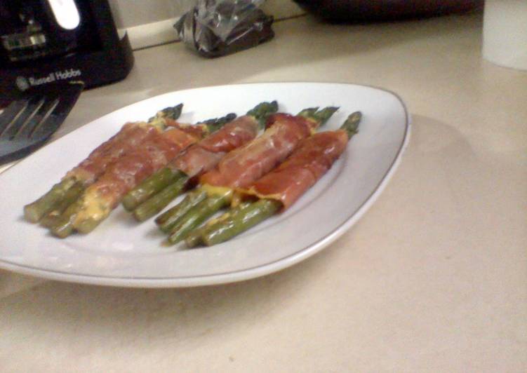 Delicious Asparagus in a prosciutto blanketl