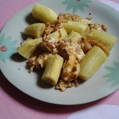 A picture of Boiled plantain and chilli omellete.