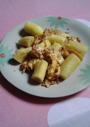 A picture of Boiled plantain and chilli omellete.