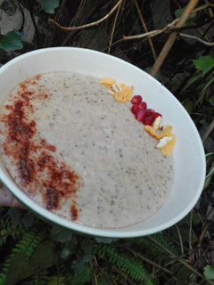 Una foto de Bowl de avena cocida calentita😊 con chocolate para el desayuno