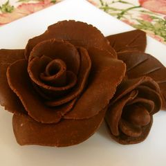 A picture of Decorative Chocolate Roses.