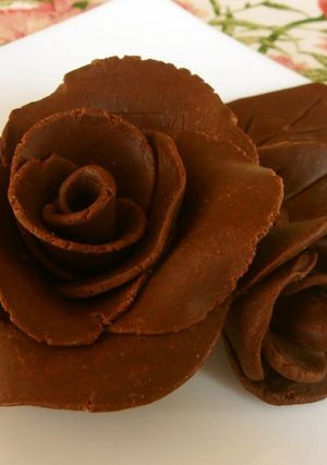 A picture of Decorative Chocolate Roses.