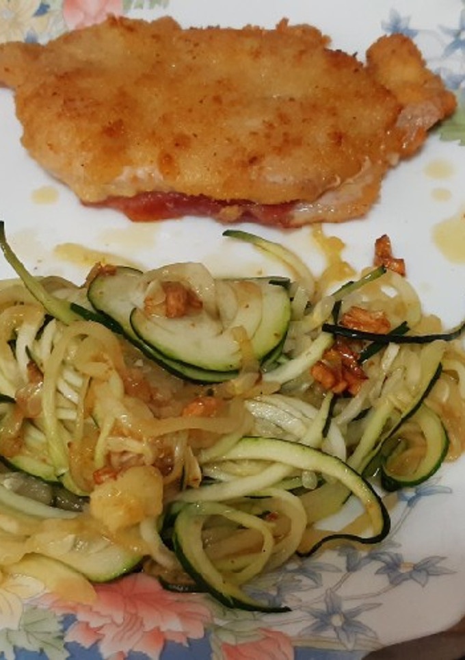 Una foto de Cachopito de cerdo con espirales de calabacín