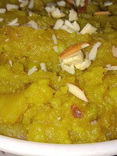 आलू का हलवा (aloo ka halwa recipe in Hindi) रेसिपी मुख्य फोटो