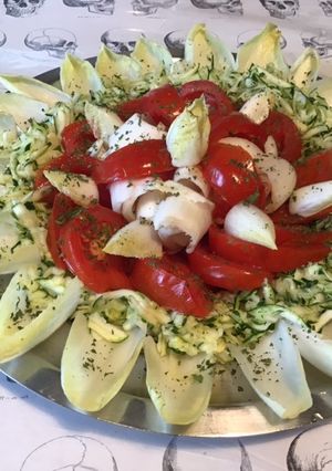 Une photo de Salade d'endives, tomates et courgettes