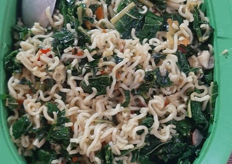 Langkah Mudah untuk Menyiapkan Tumis daun pepaya &amp; mie (pedas), Enak Banget