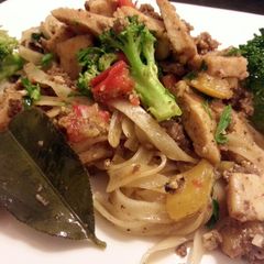 A picture of Sausage and chicken pad thai.