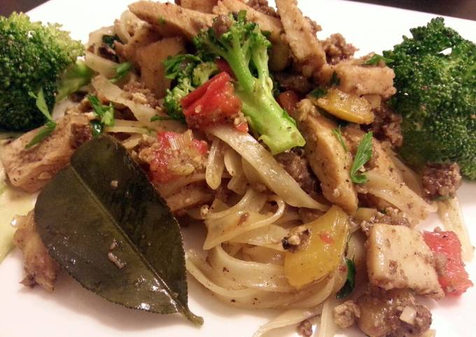 Sausage and chicken pad thai