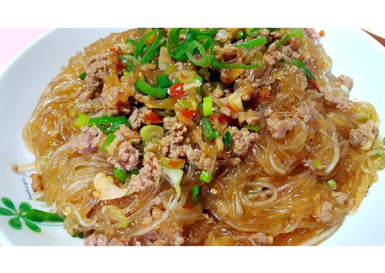 Step-by-Step Guide to Prepare Super Quick Homemade Green bean noodle with Minced Pork