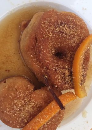 Una foto de Roscos fritos borrachos de naranja