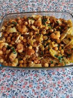 Una foto de Ensalada templada de garbanzos con champiñón y gambas