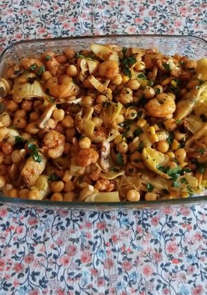 Una foto de Ensalada templada de garbanzos con champiñón y gambas