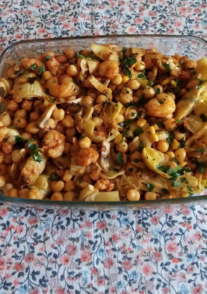 Una foto de Ensalada templada de garbanzos con champiñón y gambas