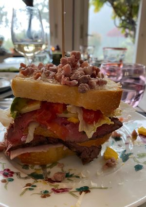 Une photo de Triple deck sandwich