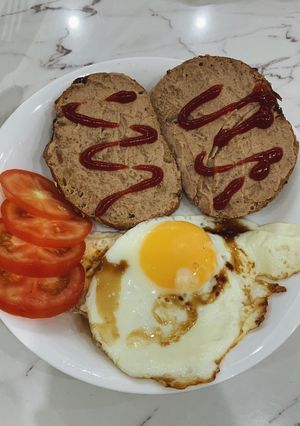 Hình của món Bữa sáng: Bánh mì pate ốp la cho ngày vội vã.