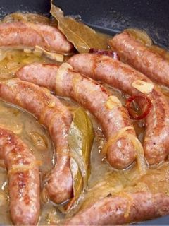 Una foto de Salchichas al vino