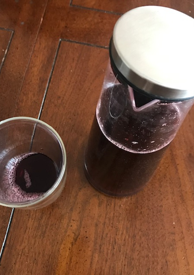 Una foto de Agua de jamaica con limón