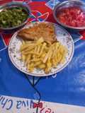 Pescado y papas fritas con ensalada de lechuga y tomate