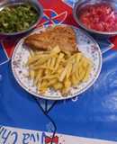 Pescado y papas fritas con ensalada de lechuga y tomate