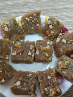 बेसन और सूजी की हलवे वाली मिठाई (Besan aur suji ki halwe wali mithai recipe in Hindi) रेसिपी मुख्य फोटो