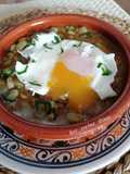 Habas con huevo poché