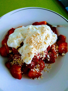Una foto de Fresas con yogur y avena