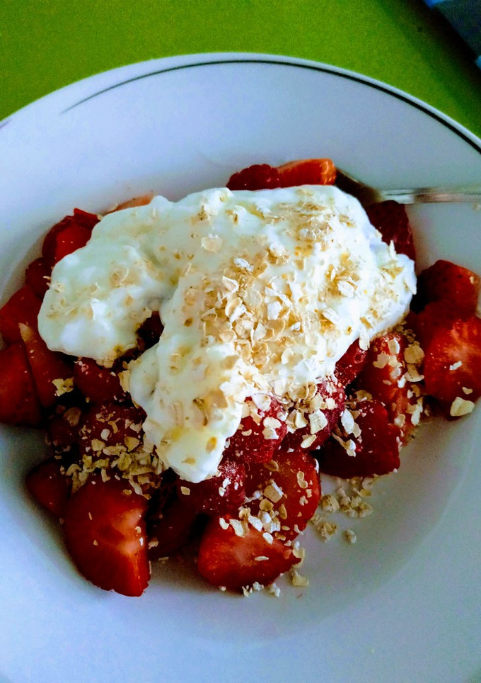 Una foto de Fresas con yogur y avena