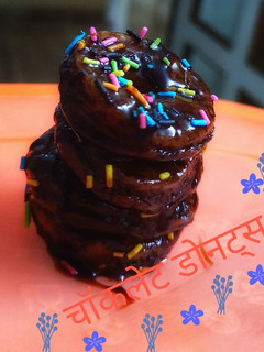 चॉकलेट डोनट्स (chocolate donuts recipe in Hindi) रेसिपी मुख्य फोटो