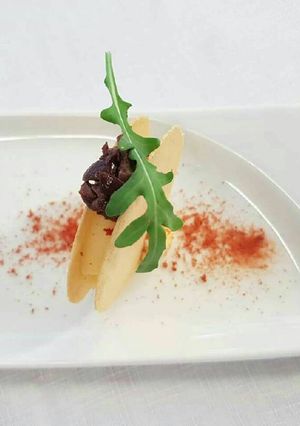 Una foto de Galleta de queso manchego, azafrán y aceituna de cuquillo
