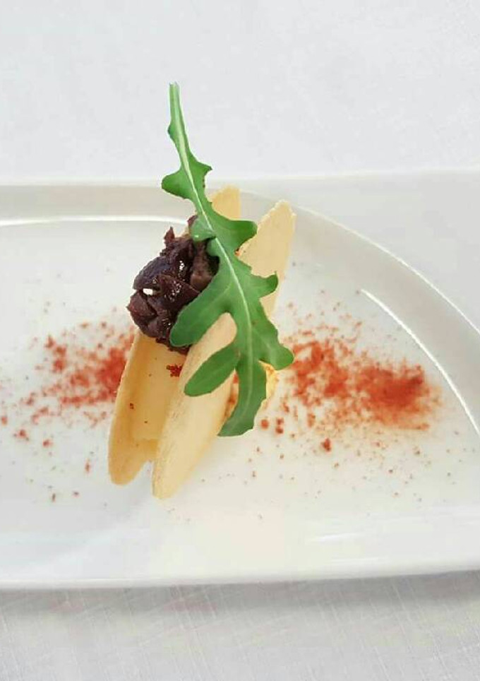 Una foto de Galleta de queso manchego, azafrán y aceituna de cuquillo
