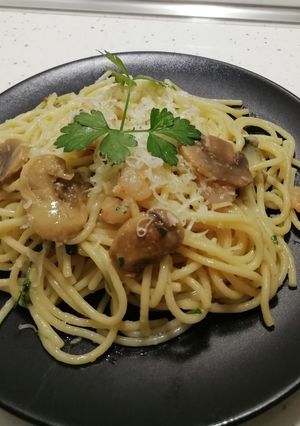 Una foto de Espaguetis con champiñones y gambas al ajillo