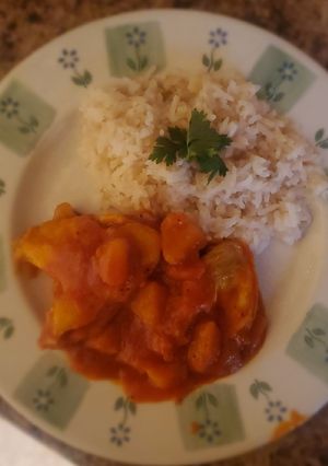 Una foto de Alitas de pollo con papas rápidas
