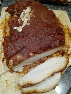 Una foto de Pierna de cerdo enchilada / adobada