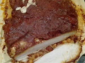 Una foto de Pierna de cerdo enchilada / adobada