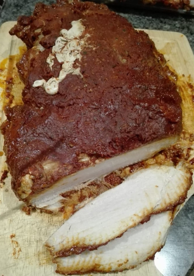 Una foto de Pierna de cerdo enchilada / adobada