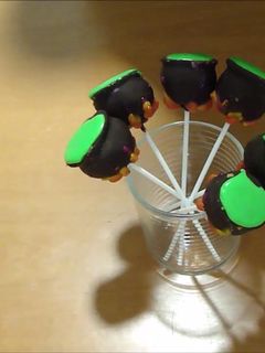 Una foto de Video Cake pops de Halloween con forma de caldero (sin horno y aprovechando el pan)