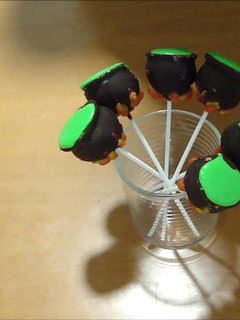Una foto de Video Cake pops de Halloween con forma de caldero (sin horno y aprovechando el pan)