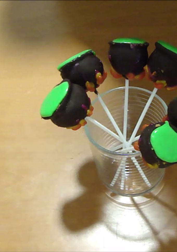 Una foto de Video Cake pops de Halloween con forma de caldero (sin horno y aprovechando el pan)