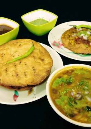 દાળ પકવાન (Dal Pakwan Recipe In Gujarati) રેસીપી મુખ્ય ફોટો