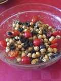 Insalata di ceci con pomodorini, olive nere e acciughe