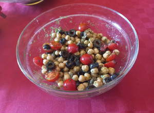 Foto di Insalata di ceci con pomodorini, olive nere e acciughe