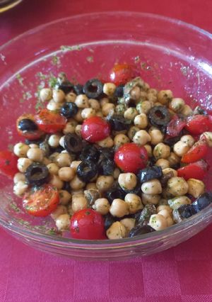 Foto di Insalata di ceci con pomodorini, olive nere e acciughe