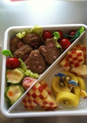 A picture of Sakura Viewing Bento to Make the Kids Happy (Side Dishes and Desserts).