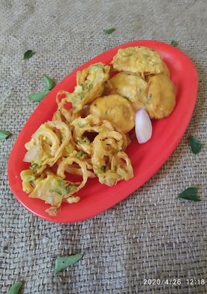 प्याज़ के पकोड़े (Pyaz ke pakode recipe in hindi) रेसिपी मुख्य फोटो