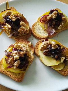 Una foto de Aperitivo con manzana y cebolla