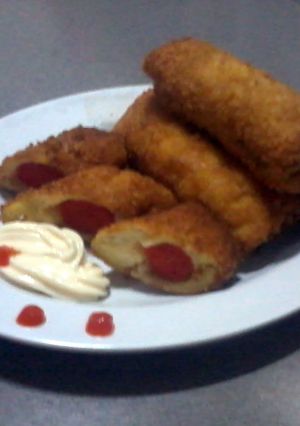 A picture of bread rolls of sausage and cheese contents.